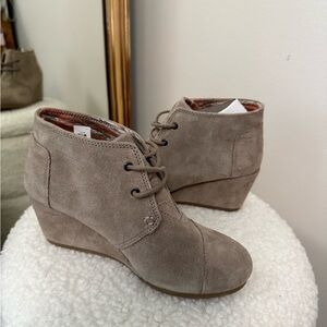 Toms NEW without tags minimalist Women's Suede Wedge Ankle Boots size 7W
